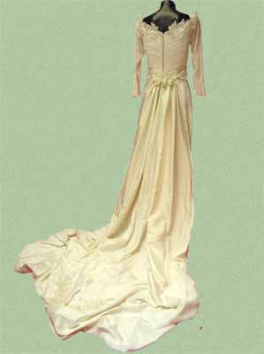 Cream Georgette Cross top lwith ong train. 45320021  45320080 Size 8